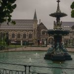 Blick auf Peacock-Fountain, dahinter das Arts Centre